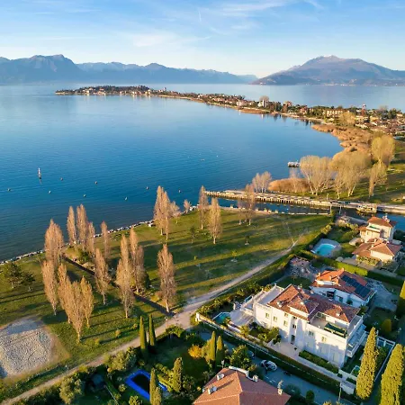 Apt24 - Luxury Lakefront Onassis Villa *