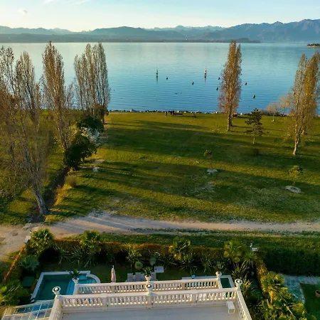 Apt24 - Luxury Lakefront Onassis