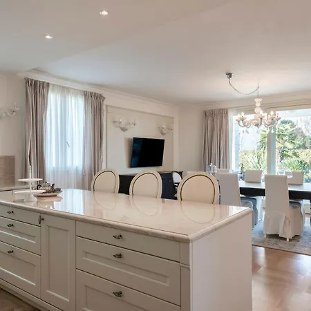 Apt24 - Luxury Lakefront Onassis Villa *