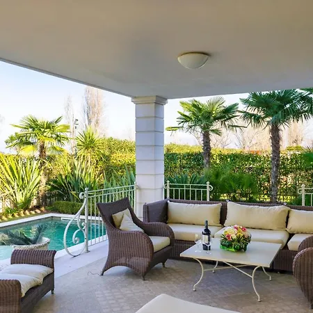 Apt24 - Luxury Lakefront Onassis *