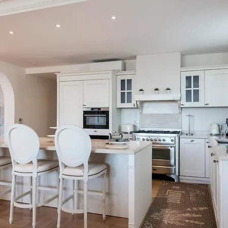 Apt24 - Luxury Lakefront Onassis Villa *