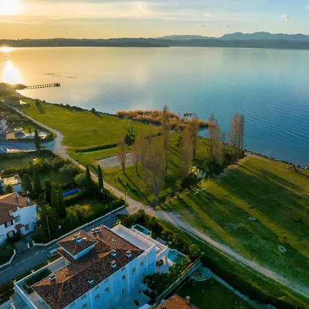 Apt24 - Luxury Lakefront Onassis Villa *