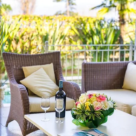 Apt24 - Luxury Lakefront Onassis Villa *