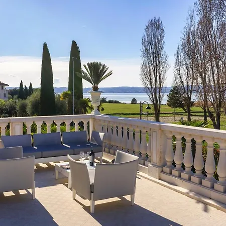 Apt24 - Luxury Lakefront Onassis Villa *