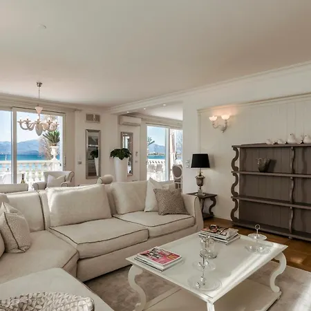 Apt24 - Luxury Lakefront Onassis Villa *