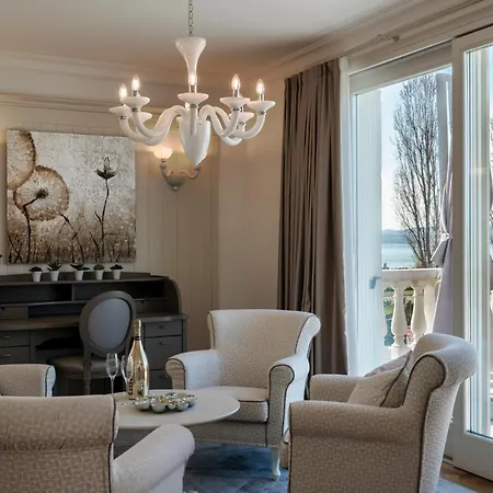 Apt24 - Luxury Lakefront Onassis Villa *