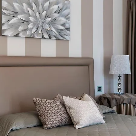 Apt24 - Luxury Lakefront Onassis Villa