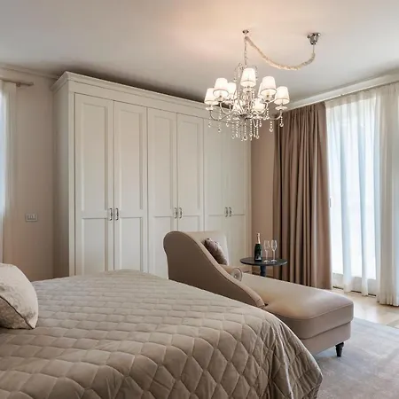 Apt24 - Luxury Lakefront Onassis Villa