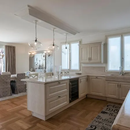 Apt24 - Luxury Lakefront Onassis *