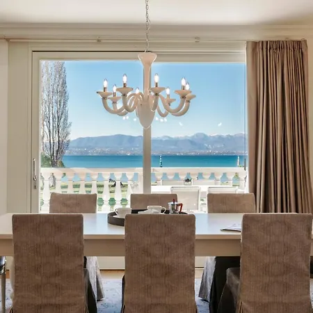 Apt24 - Luxury Lakefront Onassis Villa